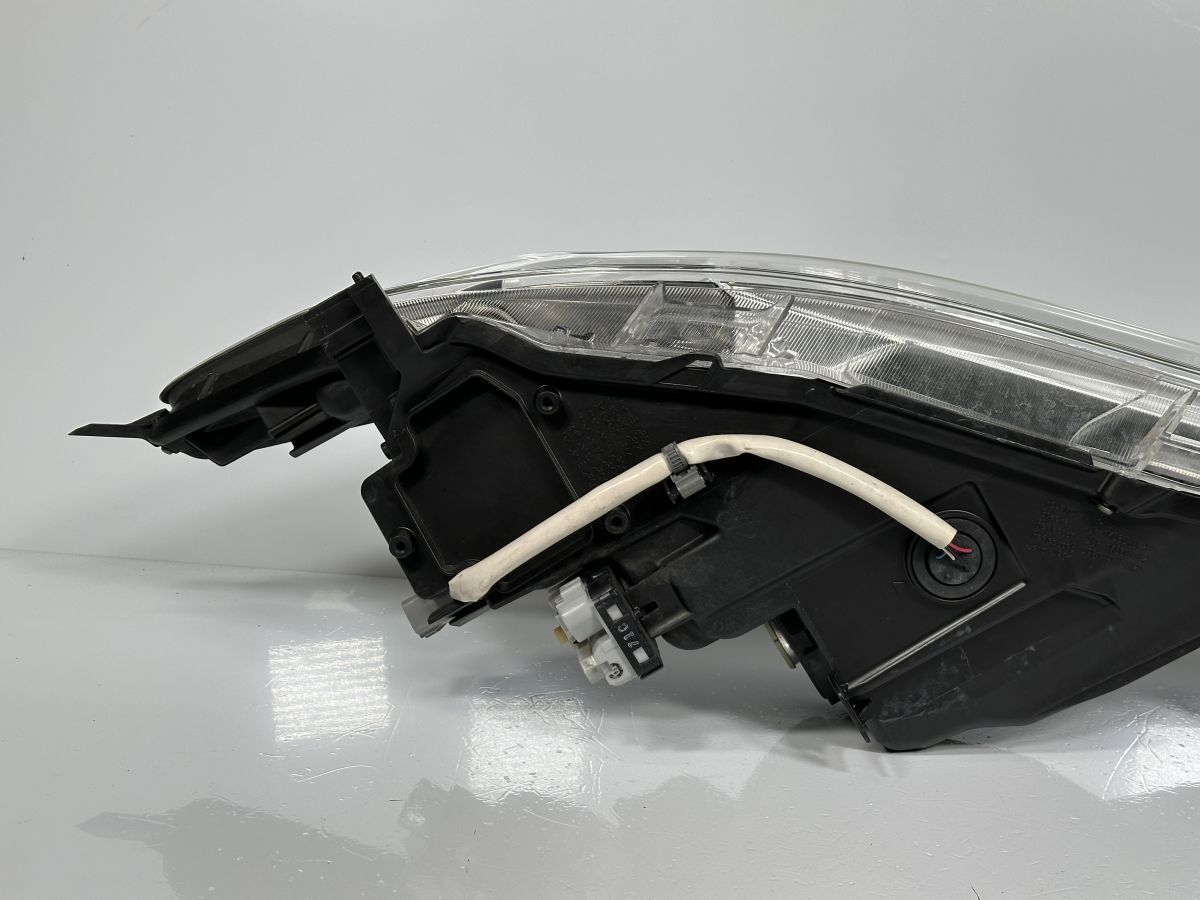 60系 ハリアー ZSU60W AVU65W 前期 純正 右ヘッドライト 右ライト LED