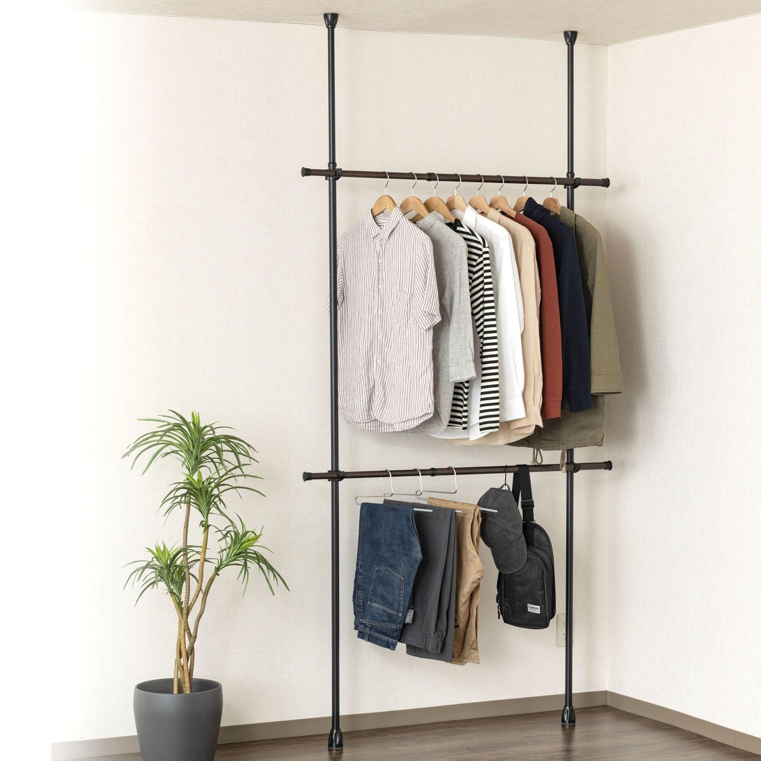 ☆新品☆ドウシシャ 省スペースに設置可能な突っ張りハンガーラック 2段式 ブラック 夏服約48着収納可能 縦横伸縮可能 簡単組立 突っ張りラック スリム スチール 伸縮 おしゃれ 全体耐荷重24kg 幅75~120×奥行7.5×高さ200~2 80c1feb0