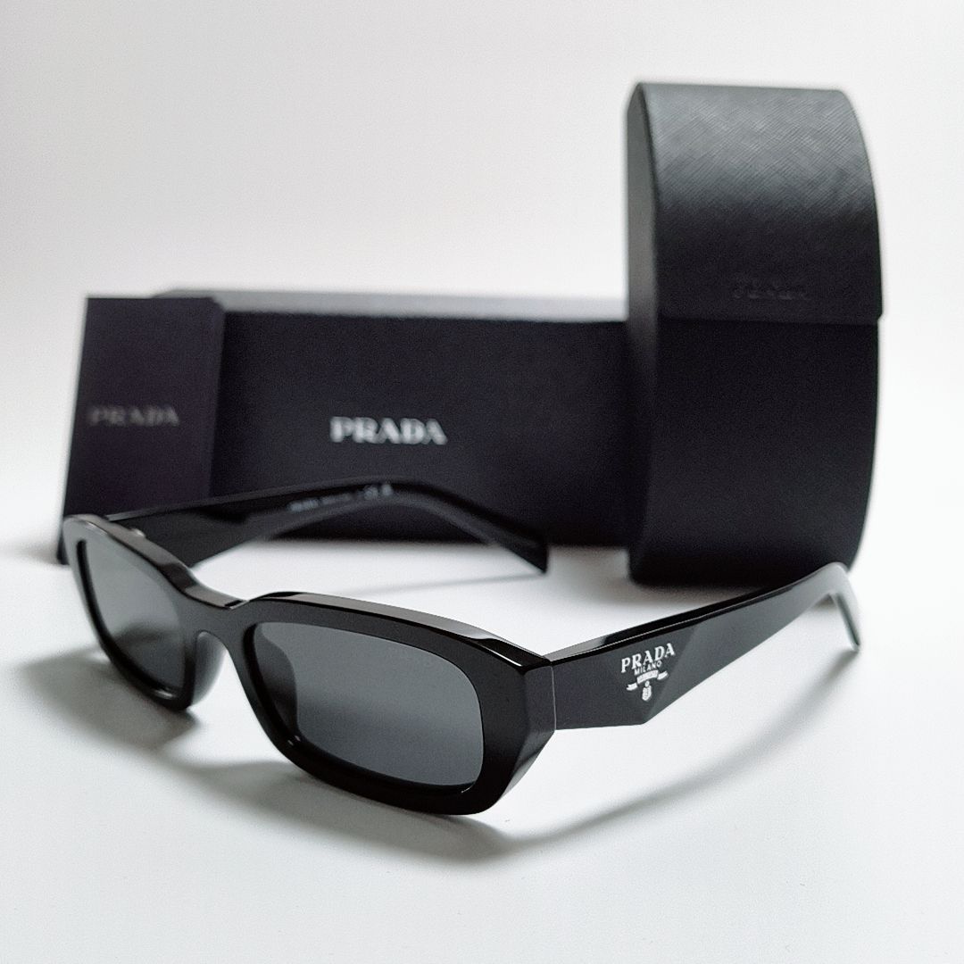 正規品　PRADA シンボルサングラス　三角ロゴ　付属品あり　定価8万越え 未使用 プラダ prada シンボルサングラス ブラック グレーグラデ 三角ロゴ