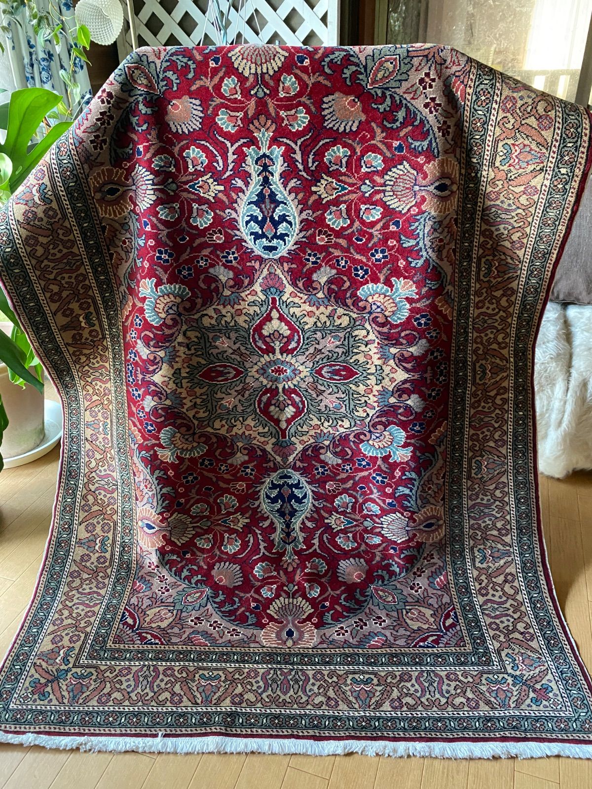 トルコ有名産地手織りカイセリ絨毯！トルコの国花チューリップが可愛い素晴らしいメダリオン！厳選の良い絨毯は当店で！28年来10000枚以上の絨毯を日本にお届け！トルコ絨毯はお任せください！120×176