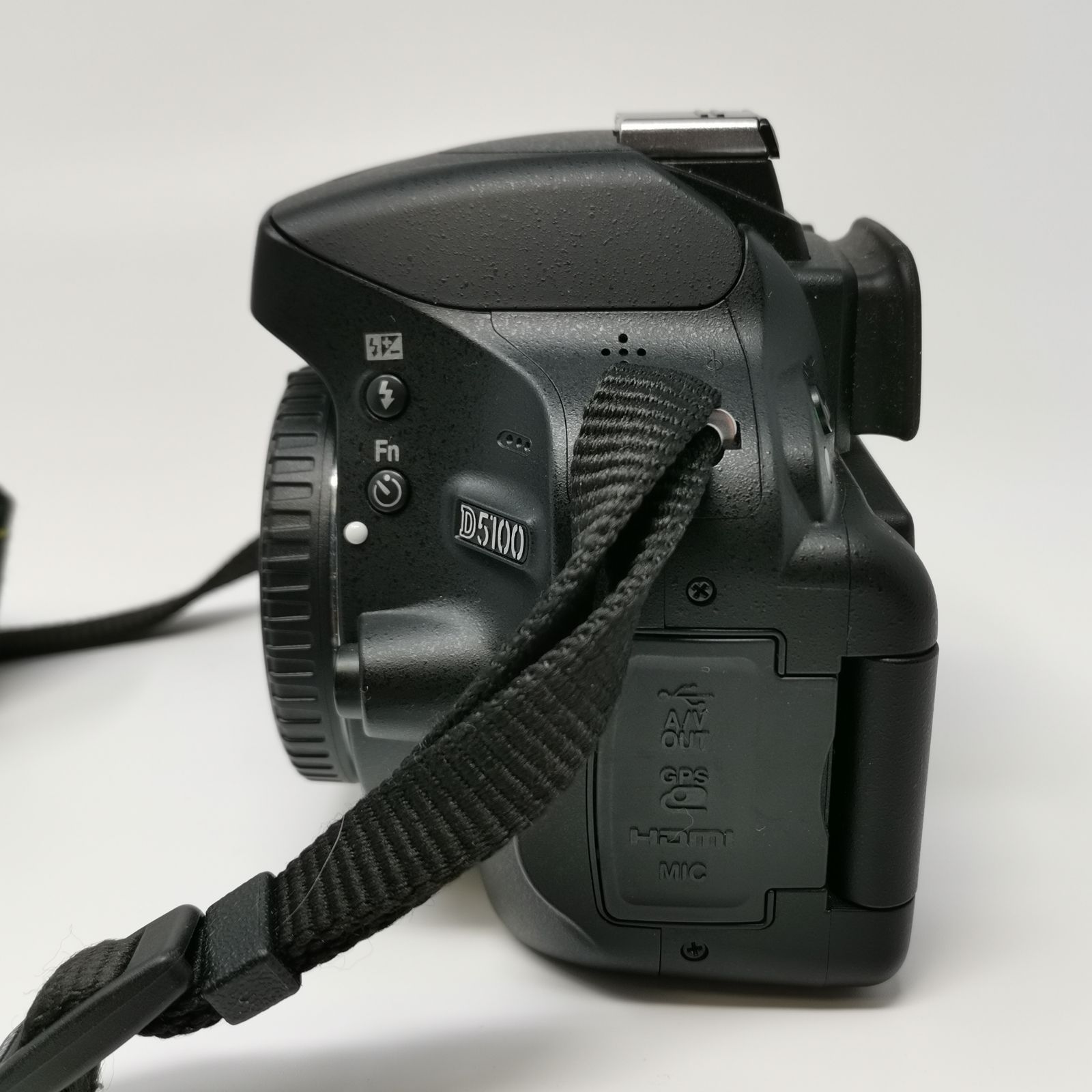 Nikon ニコン D5100 デジタル一眼レフカメラ バッテリー付 ジャンク品 