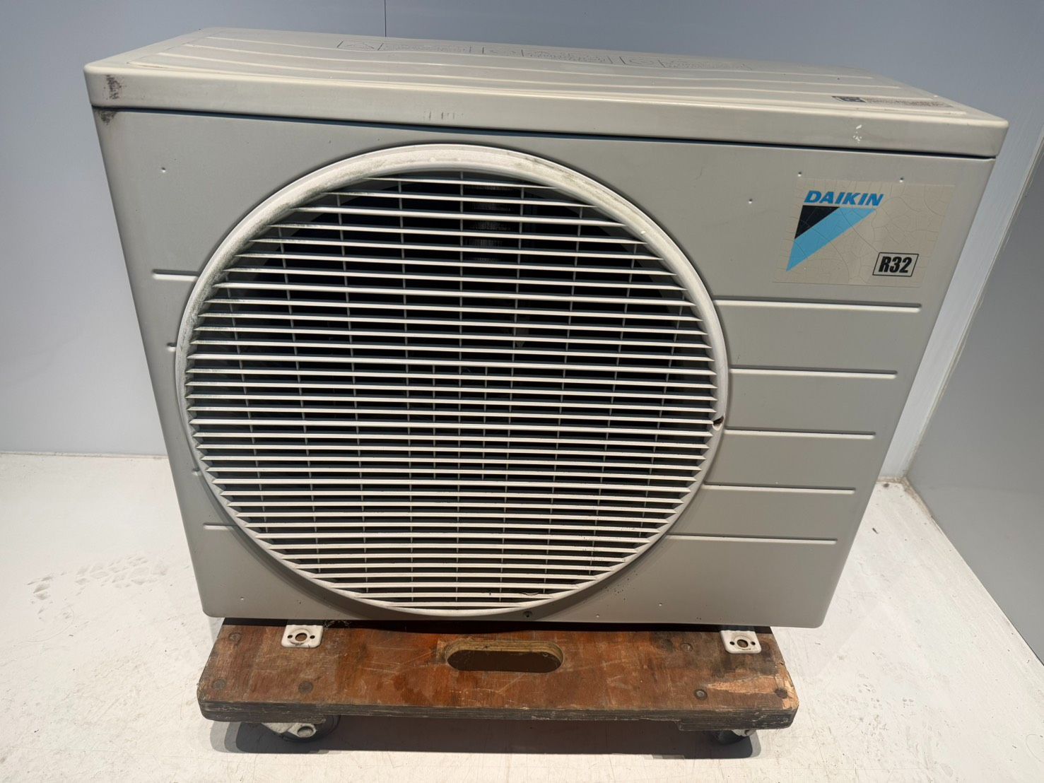 384　DAIKIN　2016年製エアコン　10～12畳用 384 DAIKIN 2016年製エアコン 10～12畳用 分解洗浄済み・整備済み