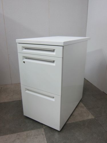 【中古品】オカムラ アドバンスシリーズ 3段脇机 3VD2AA MK28 ホワイト