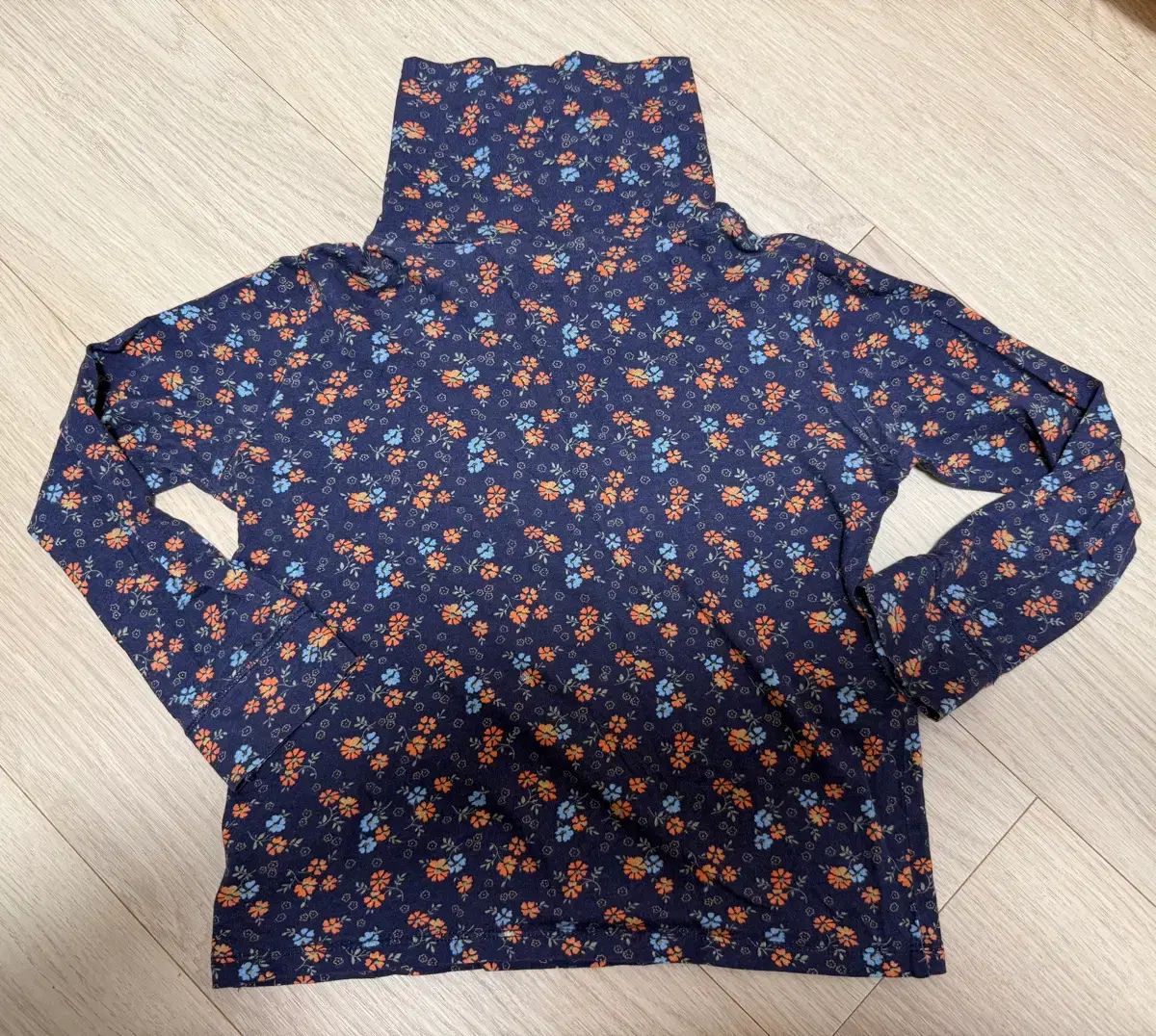 キャラメル ロンドン ユア タートルネック Tシャツ 6y