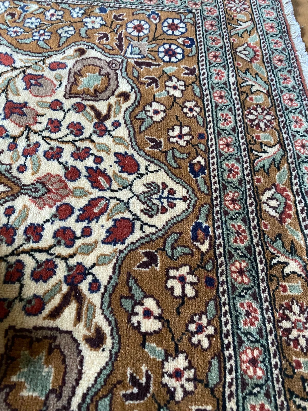 当店のみ1ランク上のトルコ発カイセリ絨毯！見事なキャメルブラウンと
