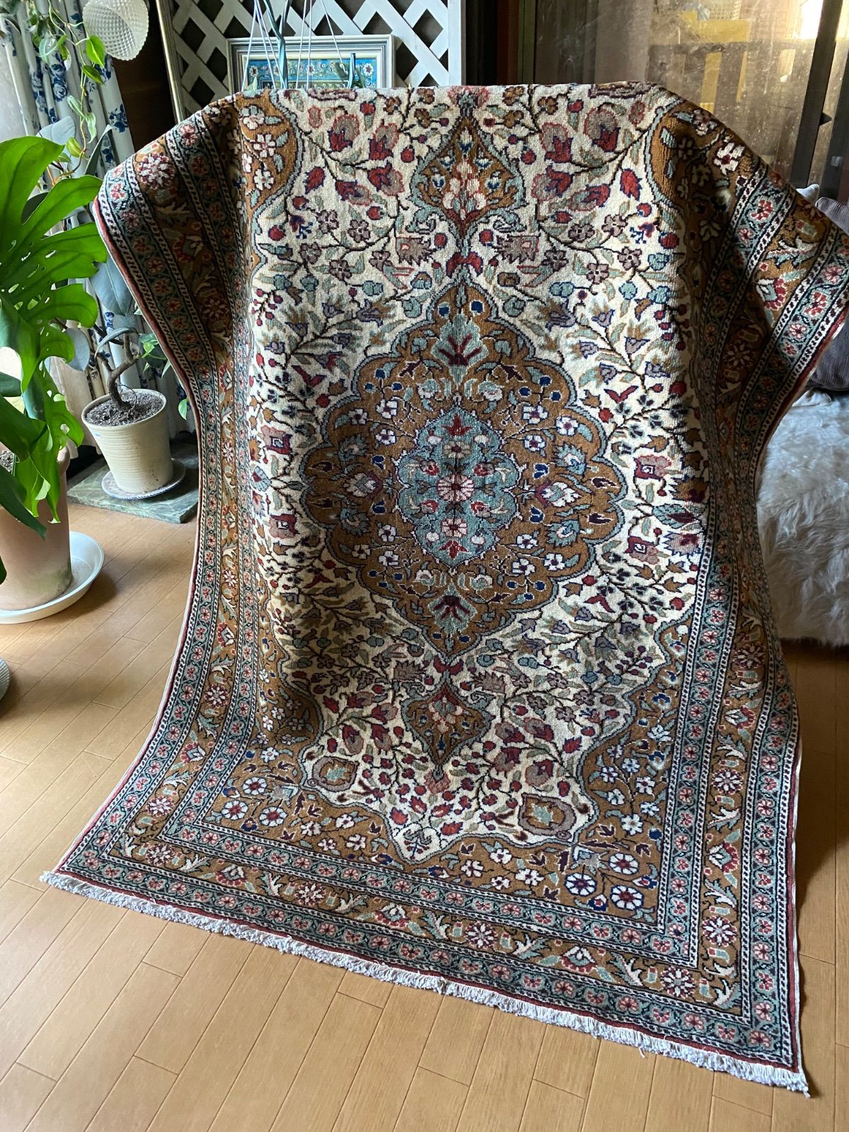 当店のみ1ランク上のトルコ発カイセリ絨毯！見事なキャメルブラウンと