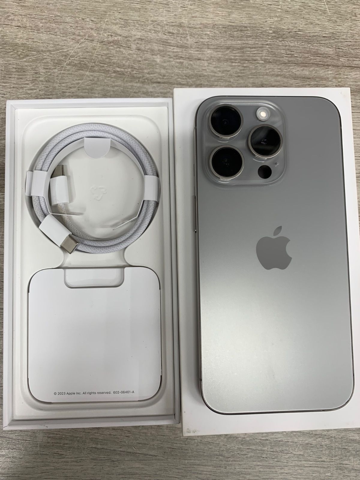 iPhone 15 Pro 256 GB ナチュラルチタニウム MTUF3J/A　SIMロフリー動作確認済み