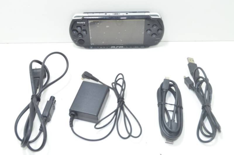 【送料無料】　SONY ソニー PSP-3000 ブラック ポータブルゲーム機 ACアダプター付き