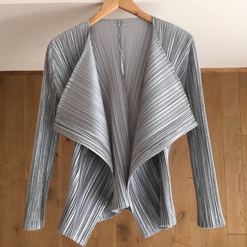 試着のみ美品　PLEATS PLEASE シルバージャケット サイズ3 極美品 PLEATS PLEASE プリーツプリーズ ジャケット3 PP33-JO209