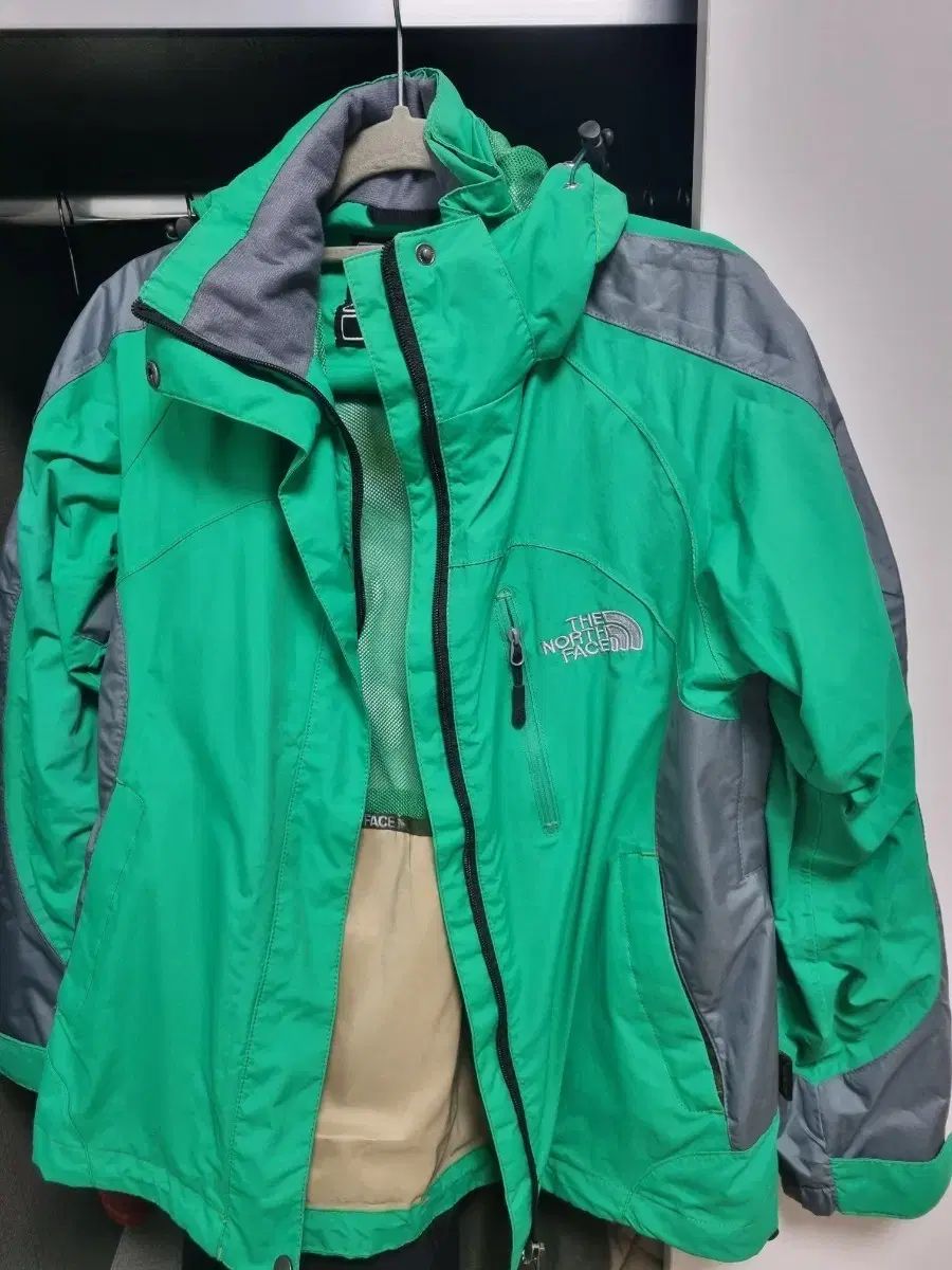 THE NORTH FACE ザノースフェイス グリーン/グレー ウィンドブレーカー ジャケット