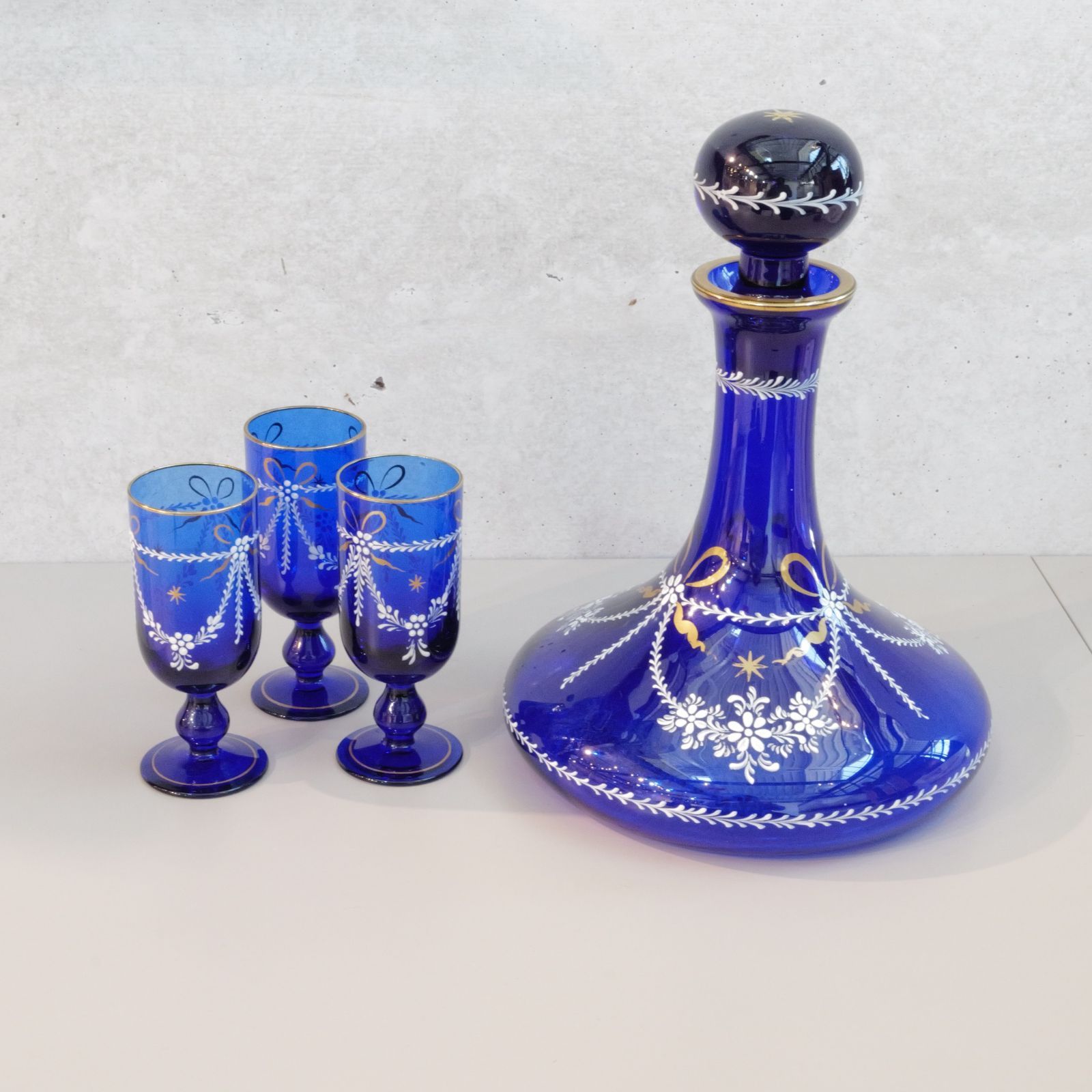 アンティーク調 コバルトブルー ガラス デキャンタセット ジョージアン様式 エナメル彩 金彩 リボン文様 酒器 インテリア デカンタ