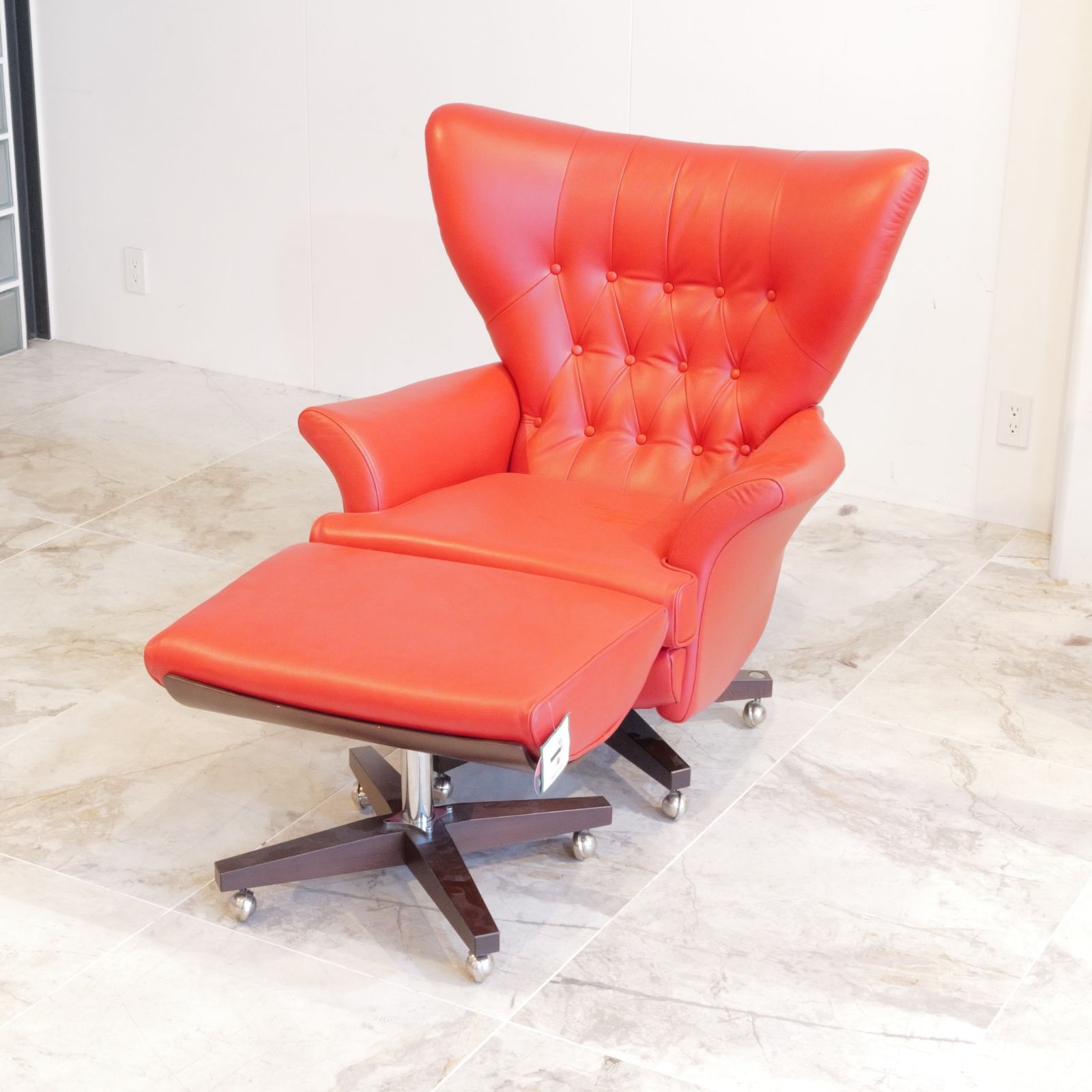 G Plan Vintage シックスティートゥー スゥイブルチェア オットマン付 回転式ラウンジチェア レッドレザー 英国デザイン キャスター付 1962年復刻モデル 359,100円