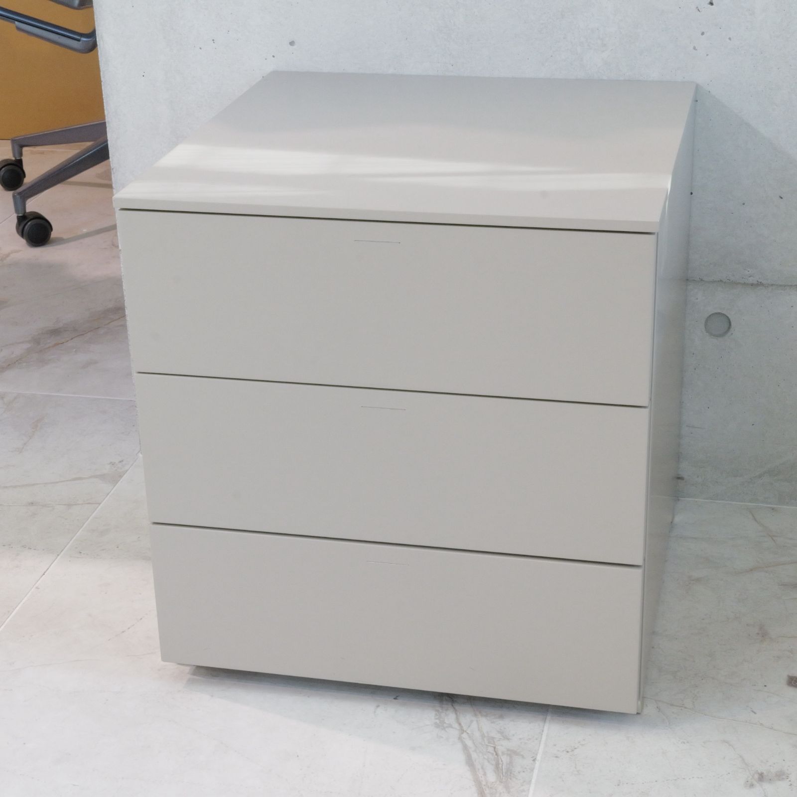 最高級 Molteni & C モルテーニ 3段 W48cm イタリア モダン ミニマル ナイトテーブル サイドテーブル デザイナーズ 塗装仕上げ ダークグレー