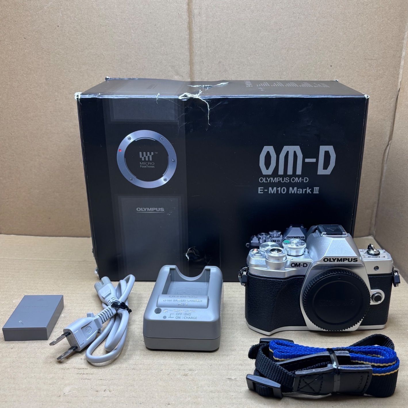 美品・動作品 OLYMPUS ミラーレス一眼 OM-D E-M10 MarkIII ボディー 
