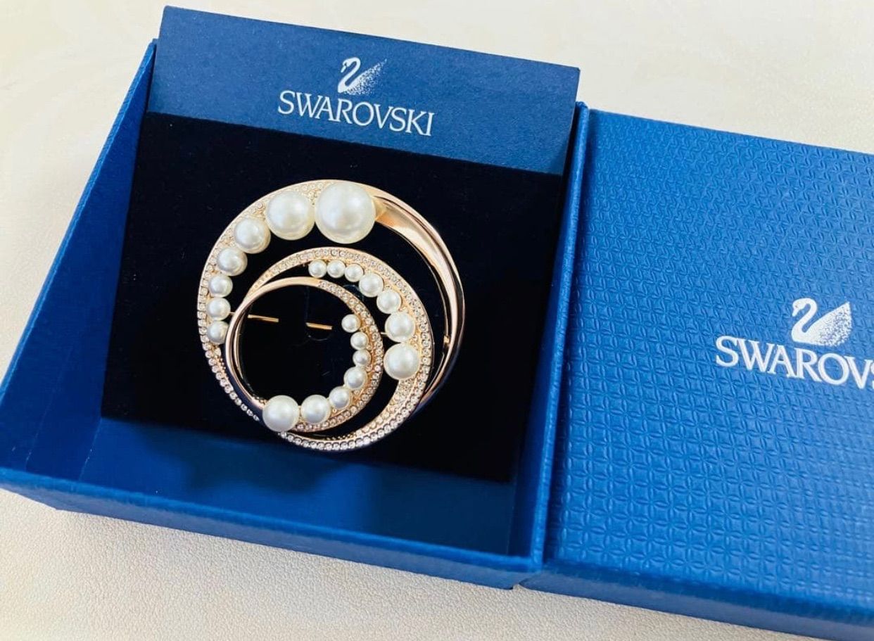 ほぼ新品 スワロフスキー Swarovski Fundamental ブローチ - メルカリ