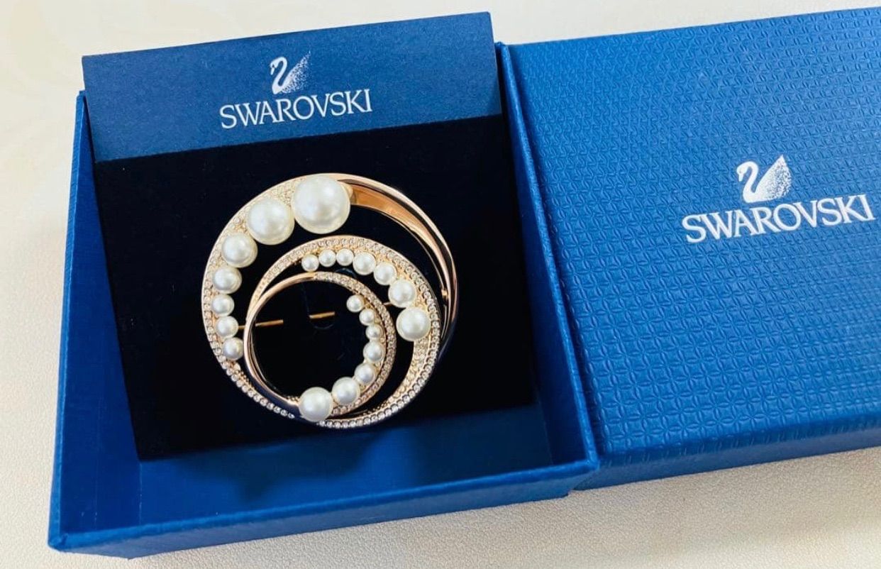 ほぼ新品 スワロフスキー Swarovski Fundamental ブローチ - メルカリ