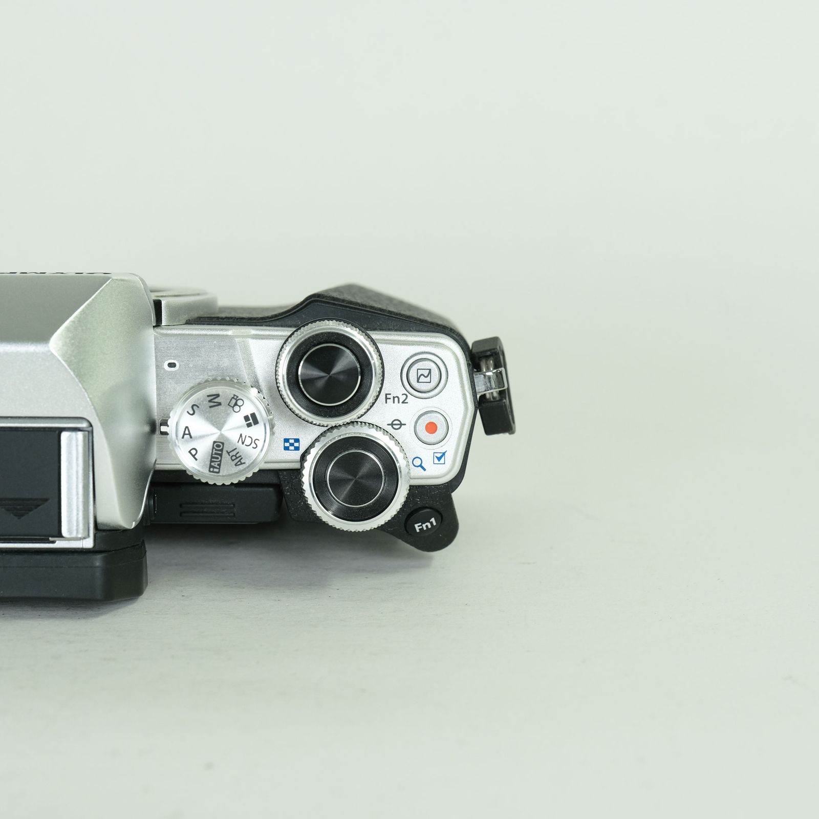 良品 | シャッター数3,290回] OLYMPUS OM-D E-M10 Mark II [ボディ