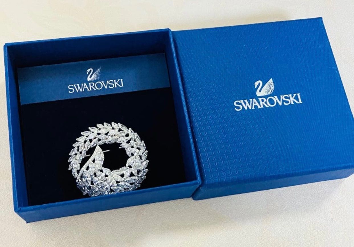 新品 スワロフスキー Swarovski ブローチ - メルカリ