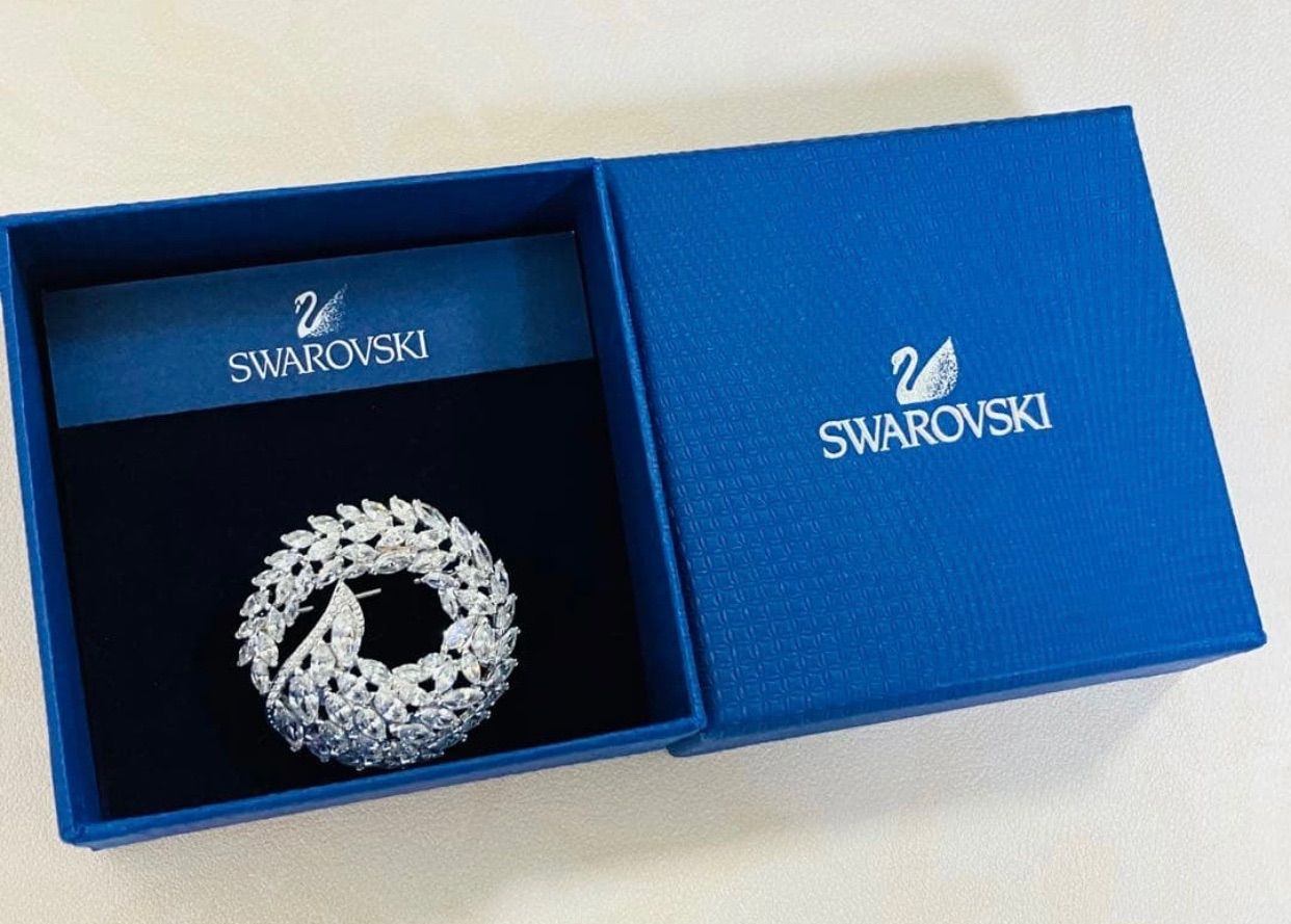 新品 スワロフスキー Swarovski ブローチ - メルカリ