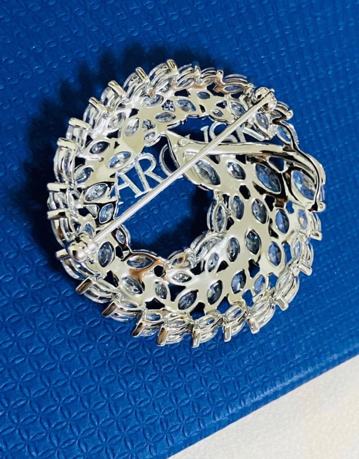 新品 スワロフスキー Swarovski ブローチ - メルカリ