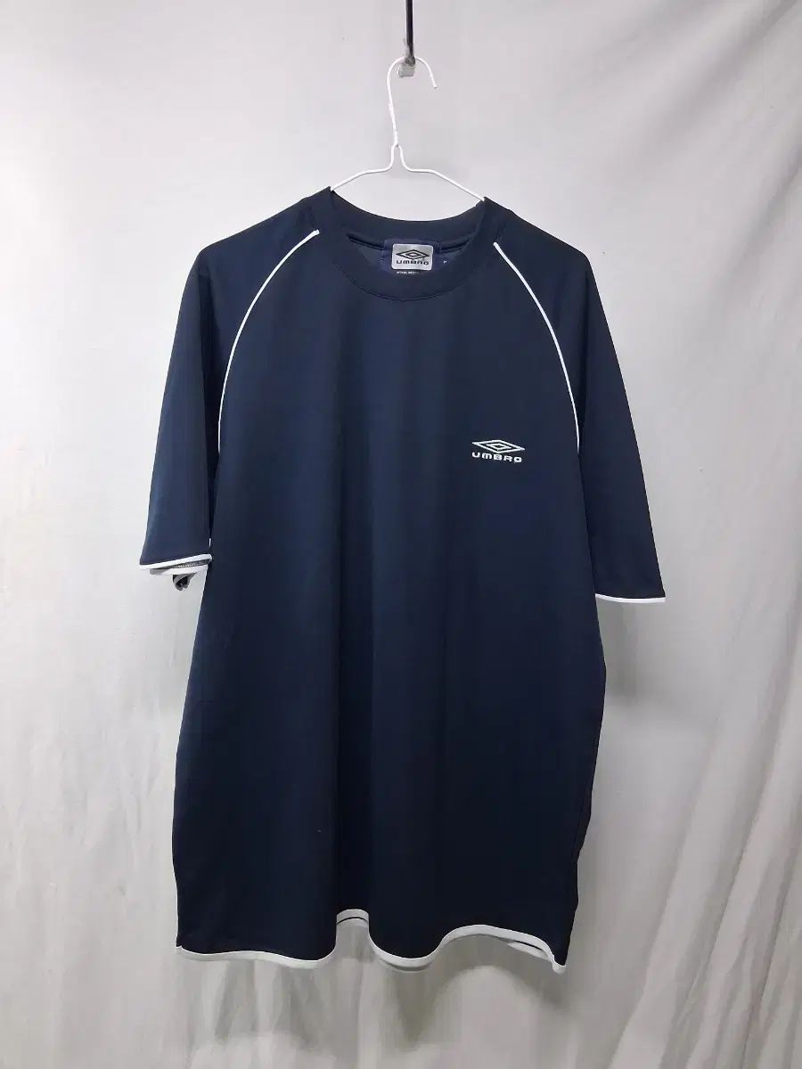 新品，爆買い アンブロ ネイビー 半袖 Tシャツ 110