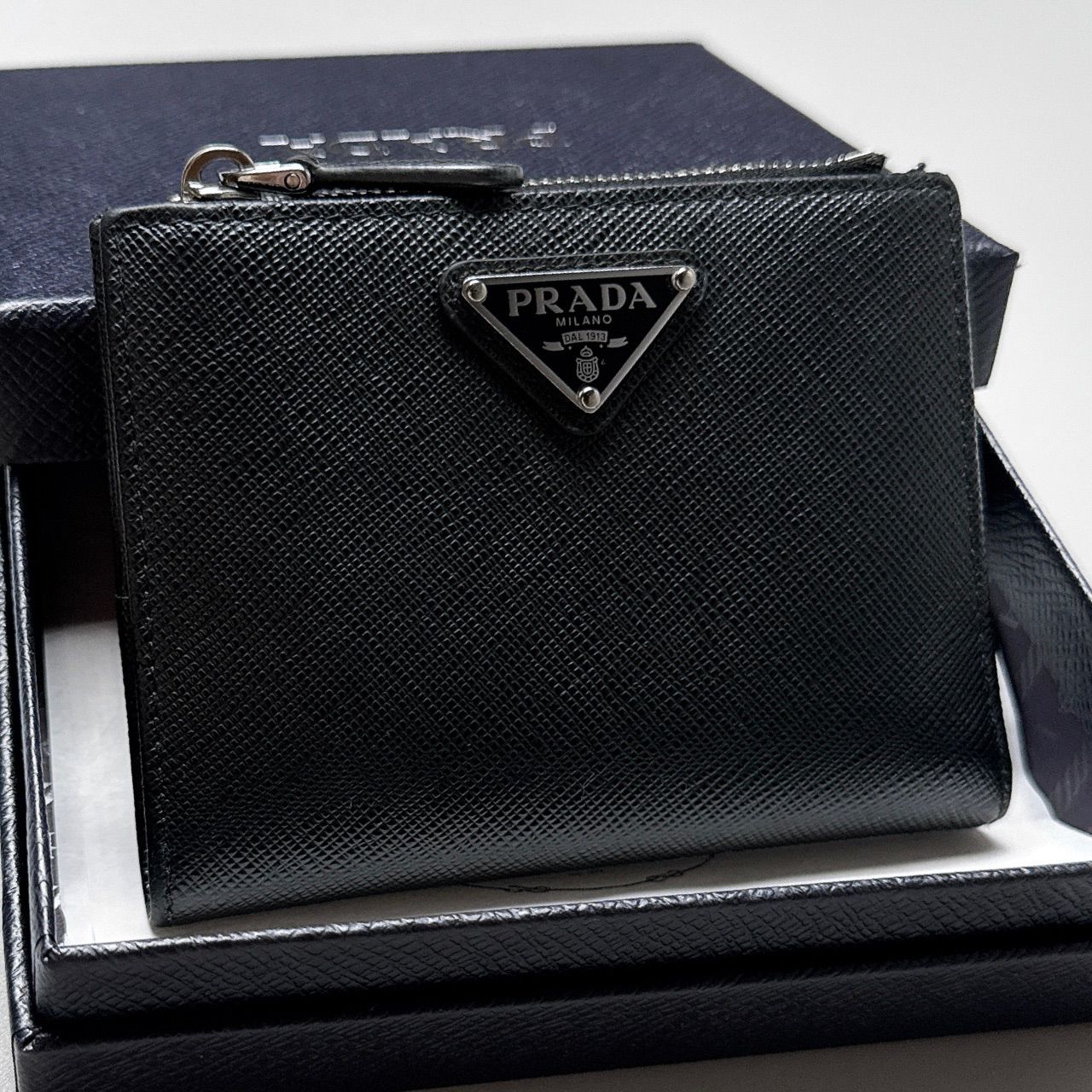 PRADA / サフィアーノ トライアングルロゴ 二つ折り財布 ブラック 
