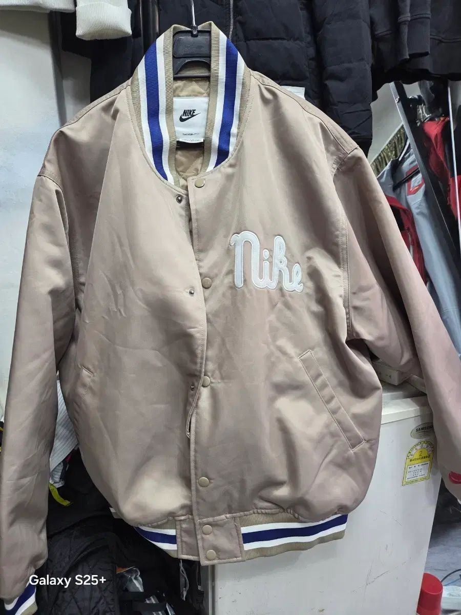 Nike THERMA-FIT スタジャン XS ベージュ Nike スタジャン ベージュ THERMA-FIT XS ⁄ Therma-Fit - NIKE(ナイキ