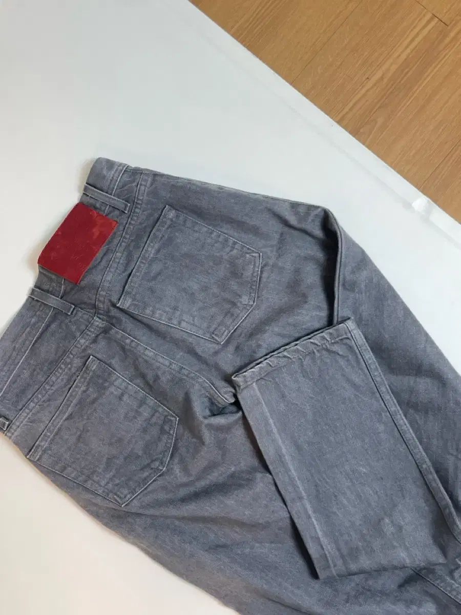 ネイキッド アンド フェイマス グレー デニムパンツ