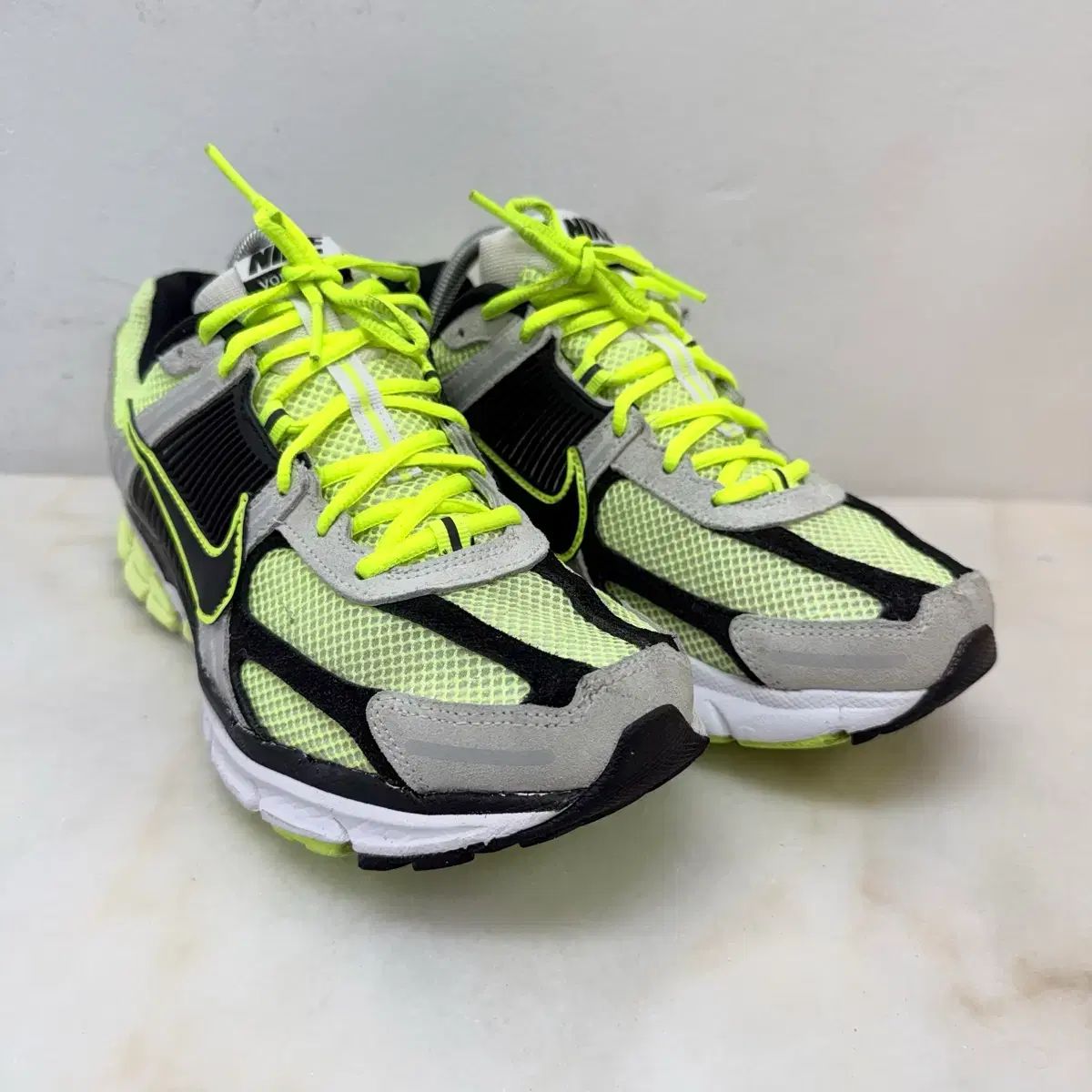(275) NIKE ナイキ スニーカー ズーム ボメロ5 ランニングシューズ 蛍光