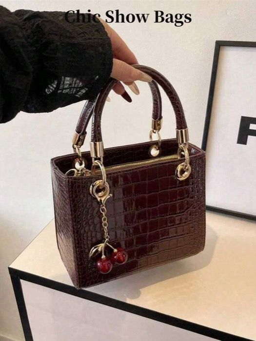 バッグ レディース ハンドルバッグ 大容量 レディースハンドバッグ、高級コーヒー色 レディースバッグ、調節可能な肩紐、ショルダーまたはクロスボディ使用可、さくらのペンダント付き