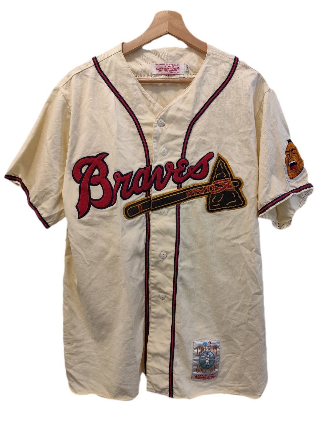 Mitchell＆Ness ベースボールシャツ size:L アイボリー×レッド Atlanta BRAVES MADE IN USA やや汚れ・ダメージ有