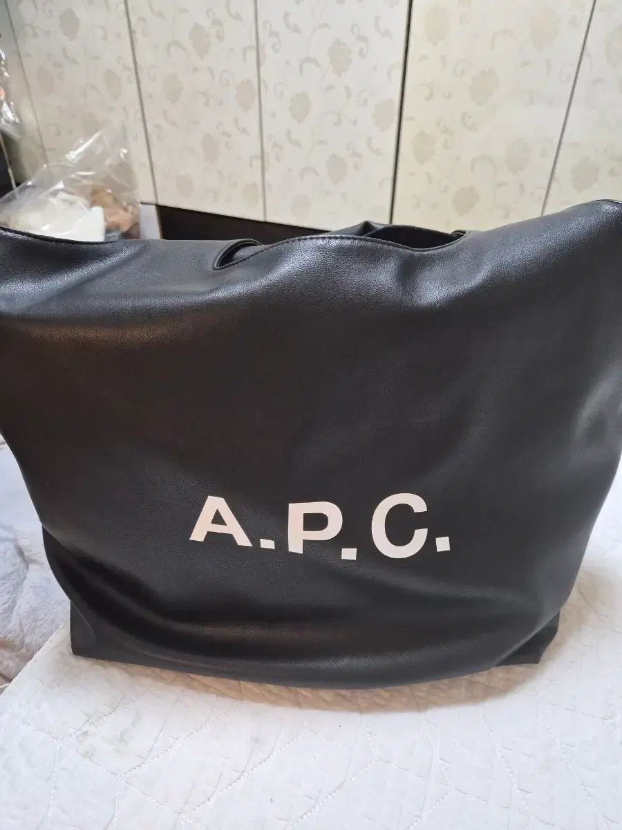 A P C ニノン トートバッグ ブラック
