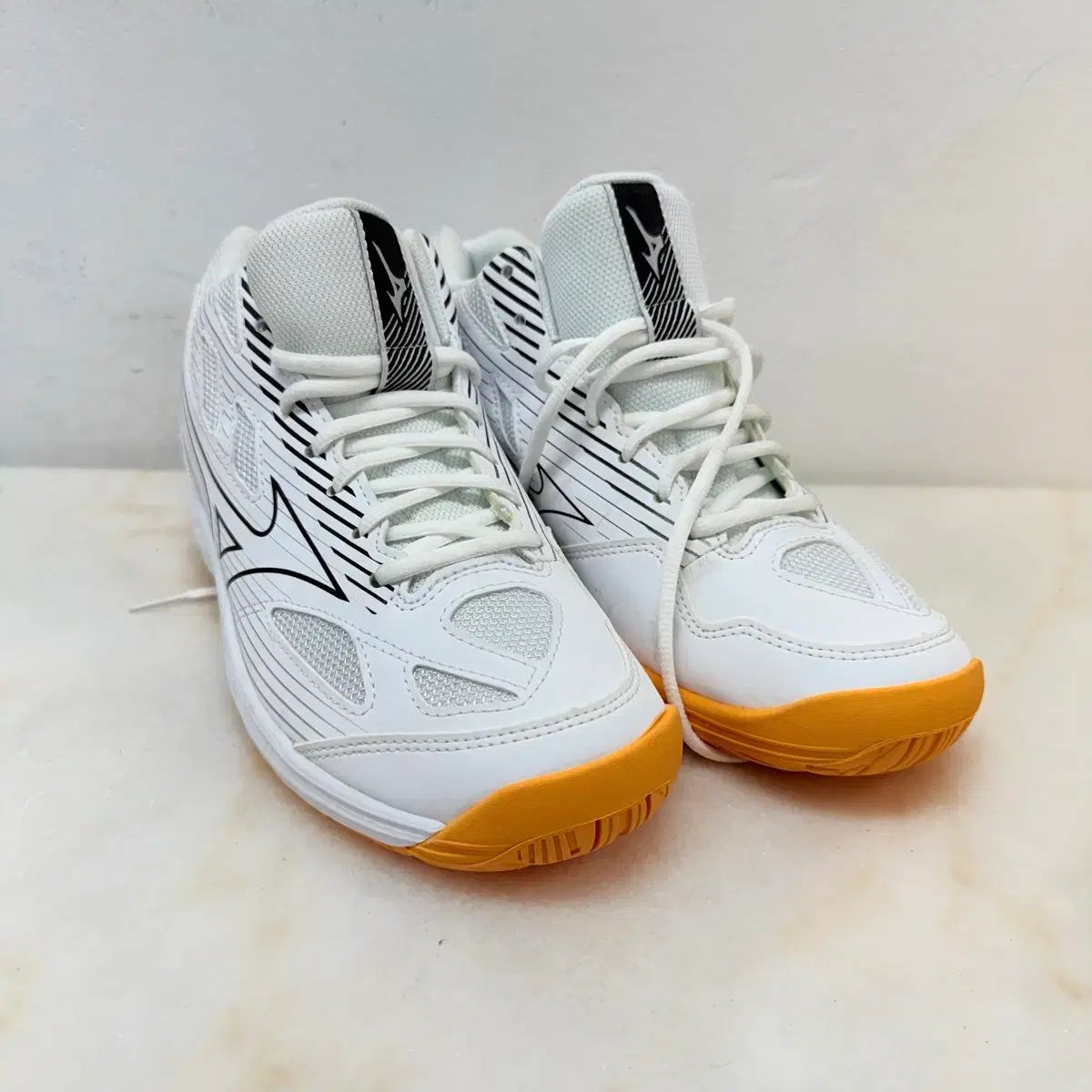 (270新品) ミズノ インドアシューズ サイクロン スピード4MID スポーツシューズ 8,916円