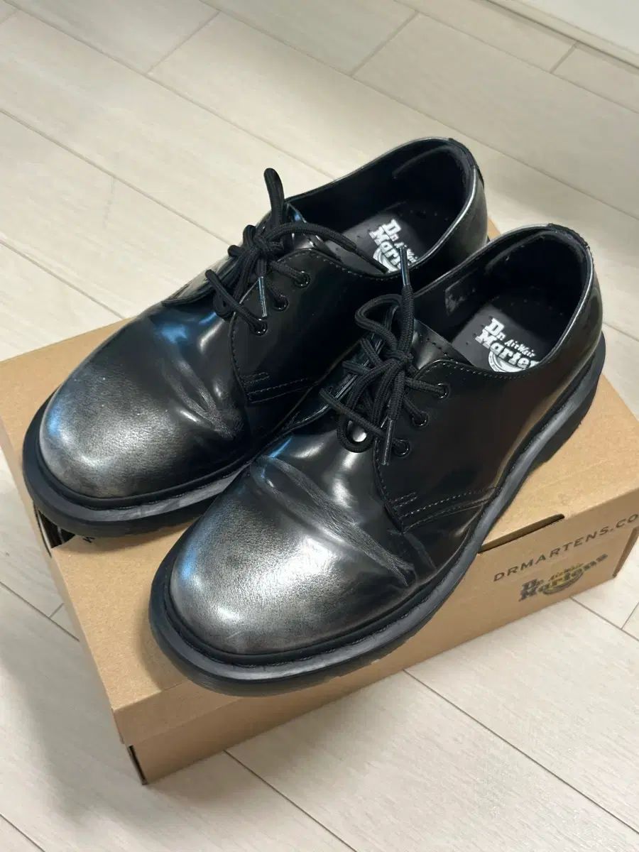DR. MARTENS ドクターマーチン シルバー ア カ デ イ ア