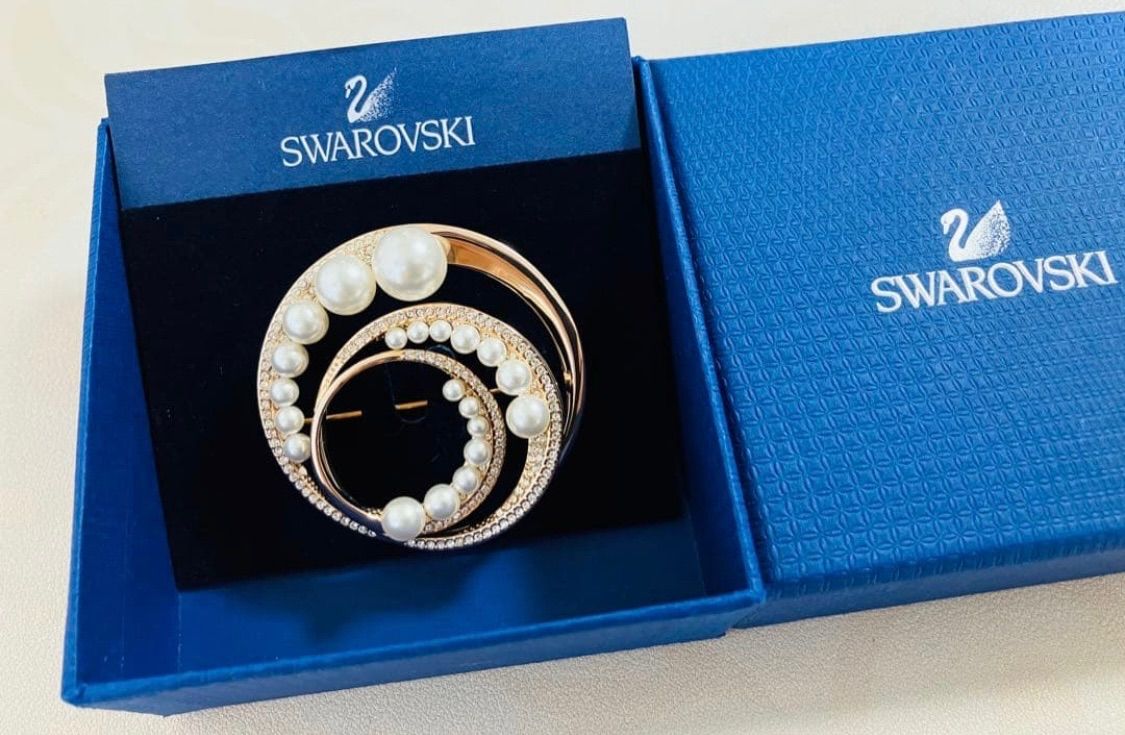 ほぼ新品 スワロフスキー Swarovski Fundamental ブローチ - メルカリ