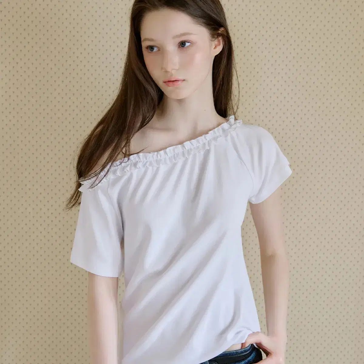 LETTER FROM MOON ソブ フリル 片方オフショルダー 半袖 Tシャツ ( 白 )