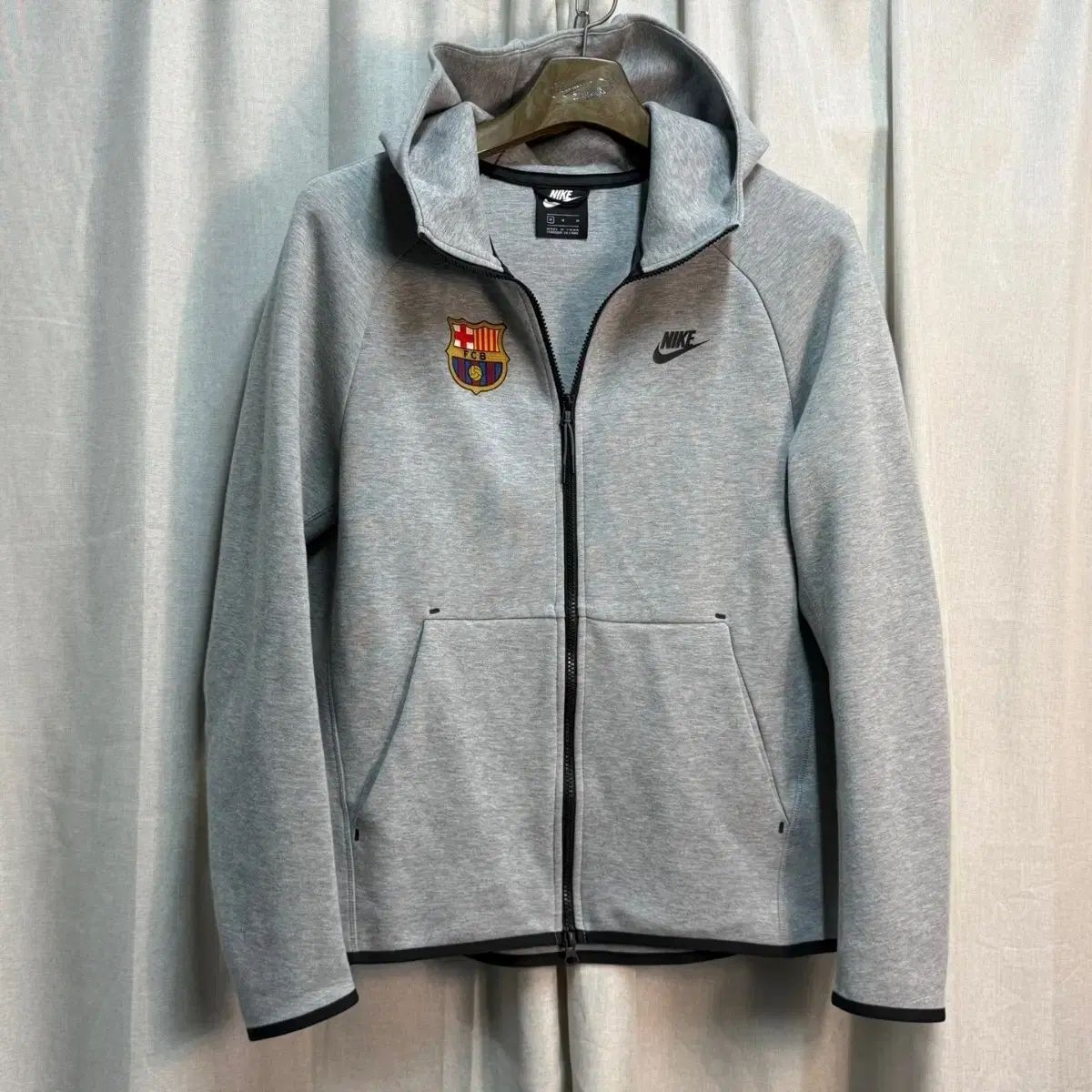 M NIKE FC バルセロナ テックパック フリース フーディー ジップアップ
