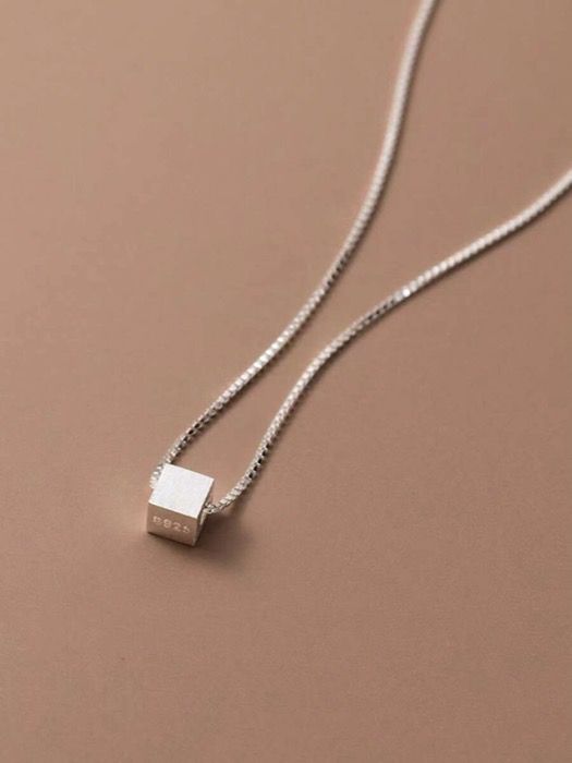 ジュエリー レディース ネックレス S925スターリングシルバー シンプルキューブデザインペンダントネックレス、ミニマリストでファッショナブル、ご家族、友人、カップルへのエレガントなギフト