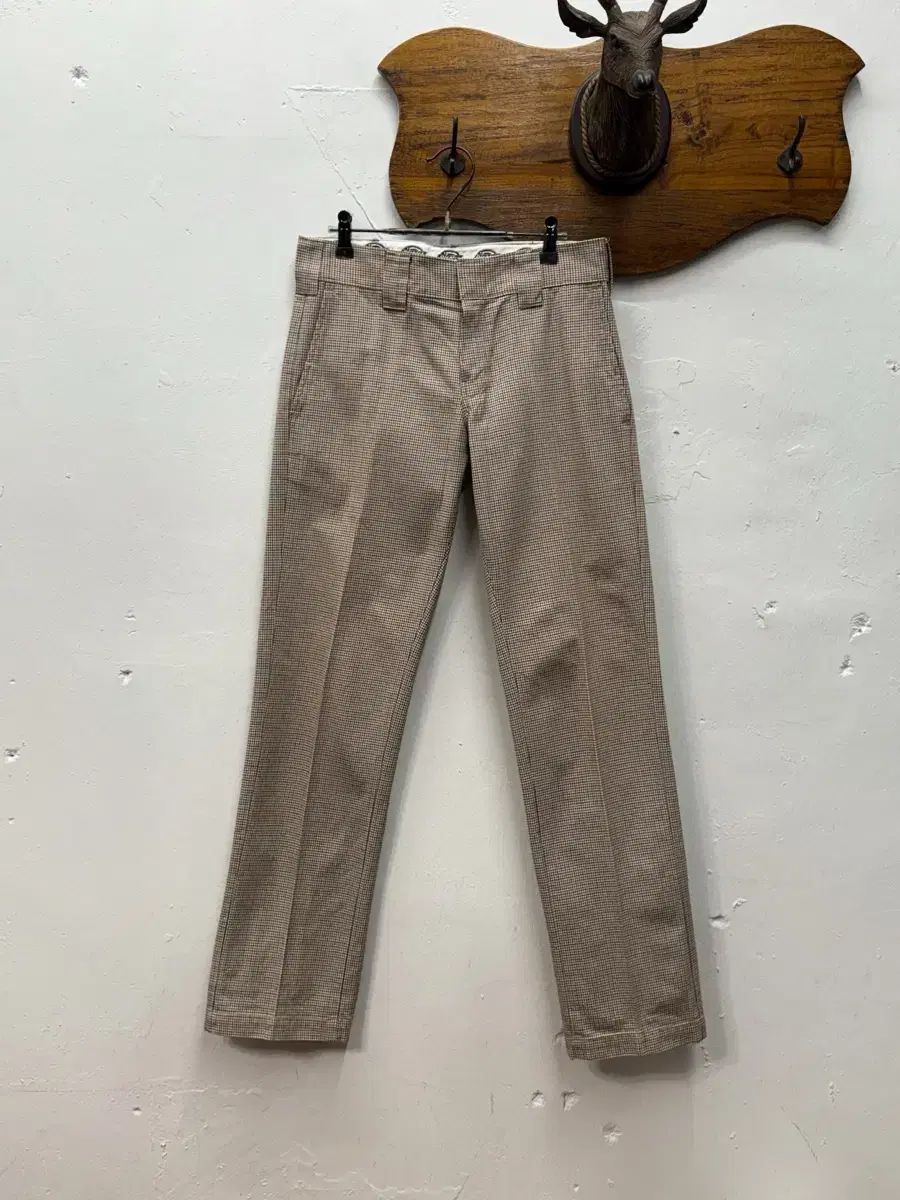 30 5) Dickies ハウンドトゥース チノパンツ