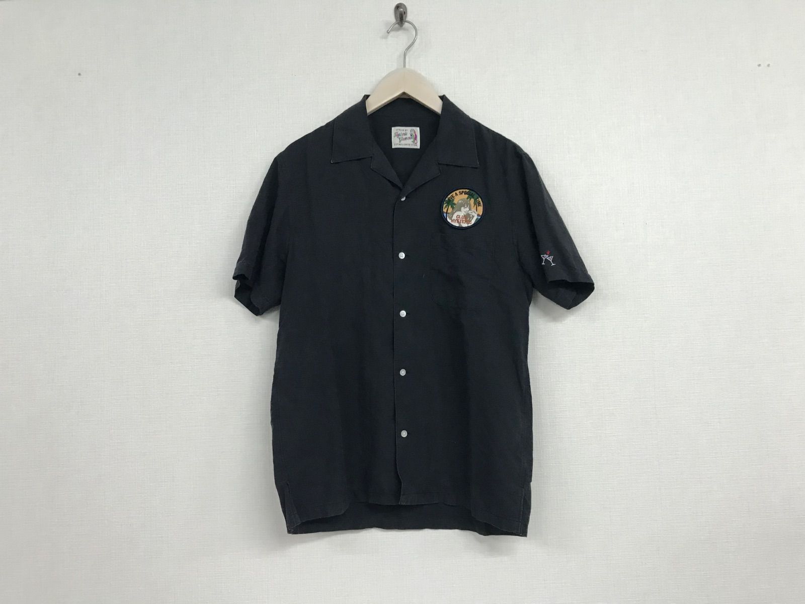 本物ヒステリックグラマーHYSTERICGLAMOURコットンレーヨンワッペンオープンカラーバックレディープリント半袖シャツメンズサーフワークアメカジミリタリービジネススーツモードゴルフドレスストリートスケーター黒ブラックL日本製
