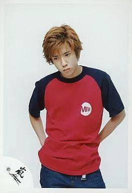 [중고] Raw Photo (Johnny's) 아라시/니노미야 카즈나리/상체/배경 흰색/티셔츠 레드/네이비 블루/양손뒤/공식 Raw 사진