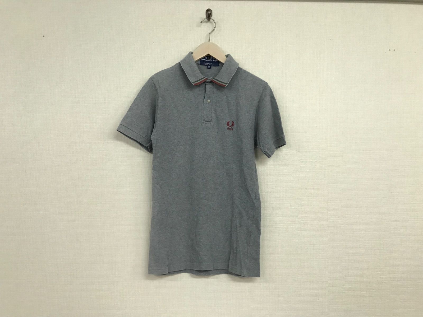 本物フレッドペリーFREDPERRYコムデギャルソンシャツCOMMEdesGARCONSSHIRTコットンロゴ刺繍半袖ポロシャツメンズサーフアメカジミリタリーワークストリートスケータービジネススーツドレスゴルフグレーXSポルトガル製