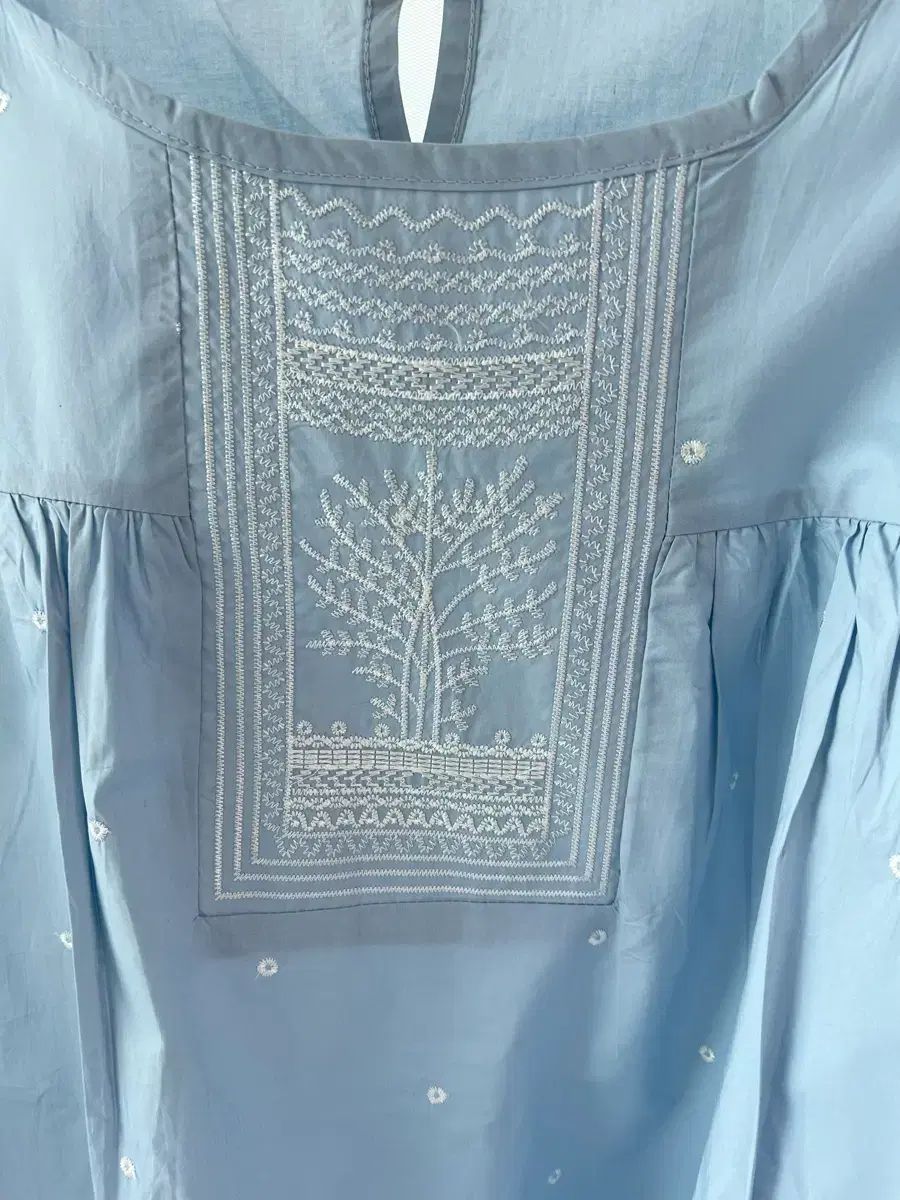 新品 刺繍スカイブルー ブラウス 森ガール