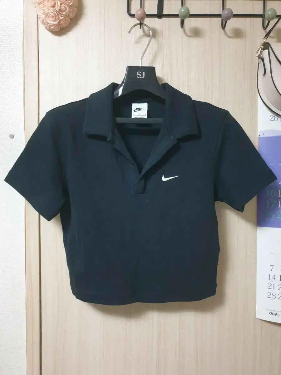 ナイキ エッセンシャル クロップド カラ 半袖Tシャツ