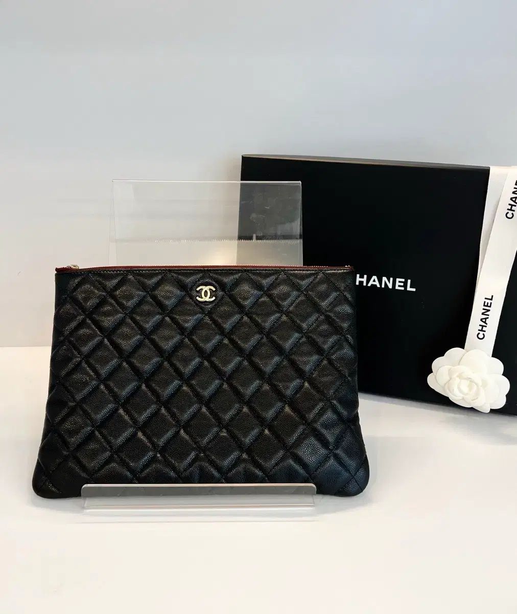 シャネル CHANEL クラシック キャビア クラッチバッグ ニューミディアム ブラック シルバー A82545