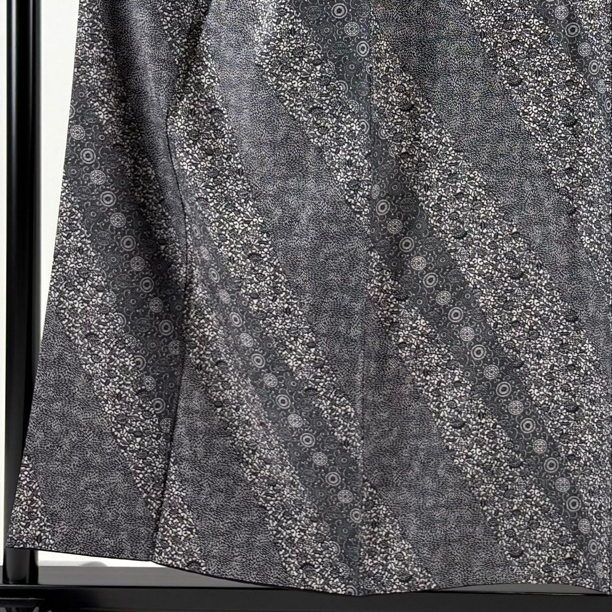 小紋 身丈155cm 裄丈66cm 正絹 美品 名品 【中古】 美品】 小紋 身丈155cm 裄丈67.5cm L 袷 斉藤三才 落款 縞 黒灰 正絹