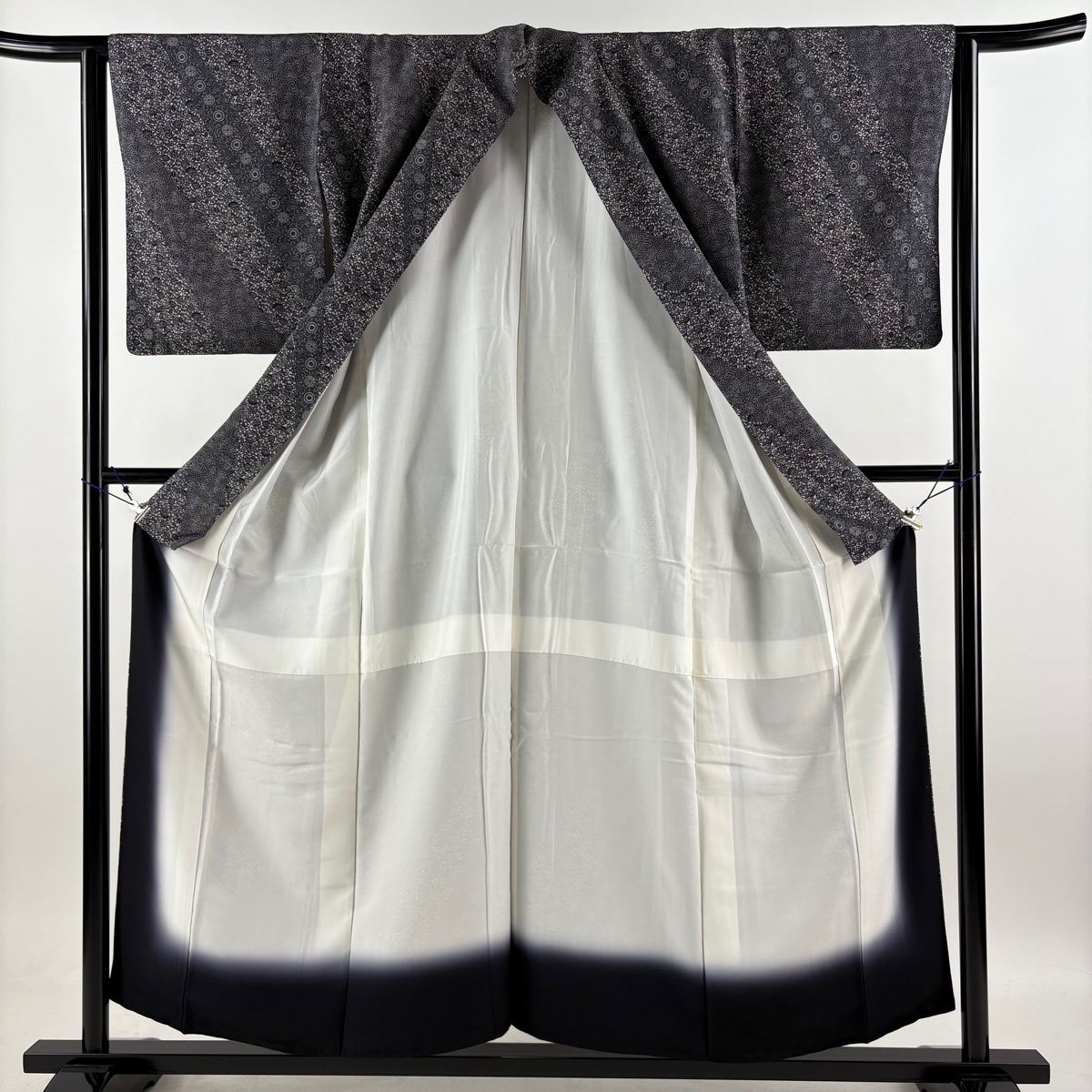美品】 小紋 身丈155cm 裄丈63cm S 単衣 菊唐草 草花 墨色 正絹 秀品
