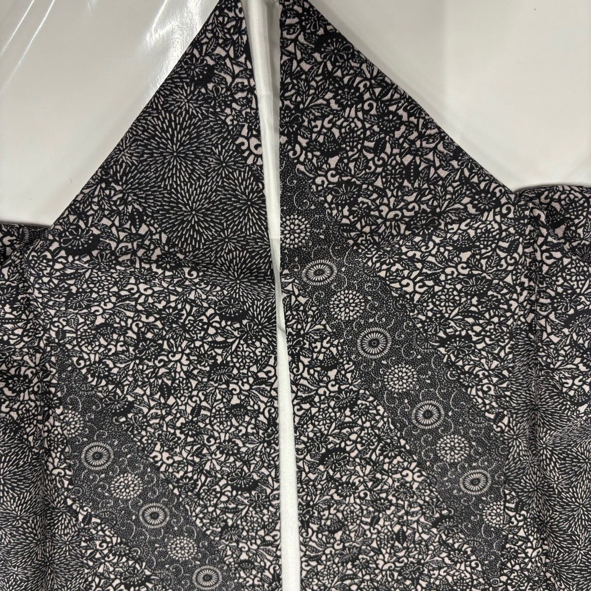 【美品】 小紋 身丈167.5cm 裄丈63.5cm 正絹 秀品 【中古】 美品】 小紋 身丈155cm 裄丈63cm S 単衣 菊唐草 草花 墨色 正絹 秀品