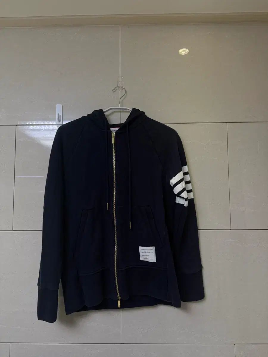 (ほぼ新品/百貨店購入) 26SS トム・ブラウン 斜めボーダー フーディー ジップアップ ネイビー 4サイズ