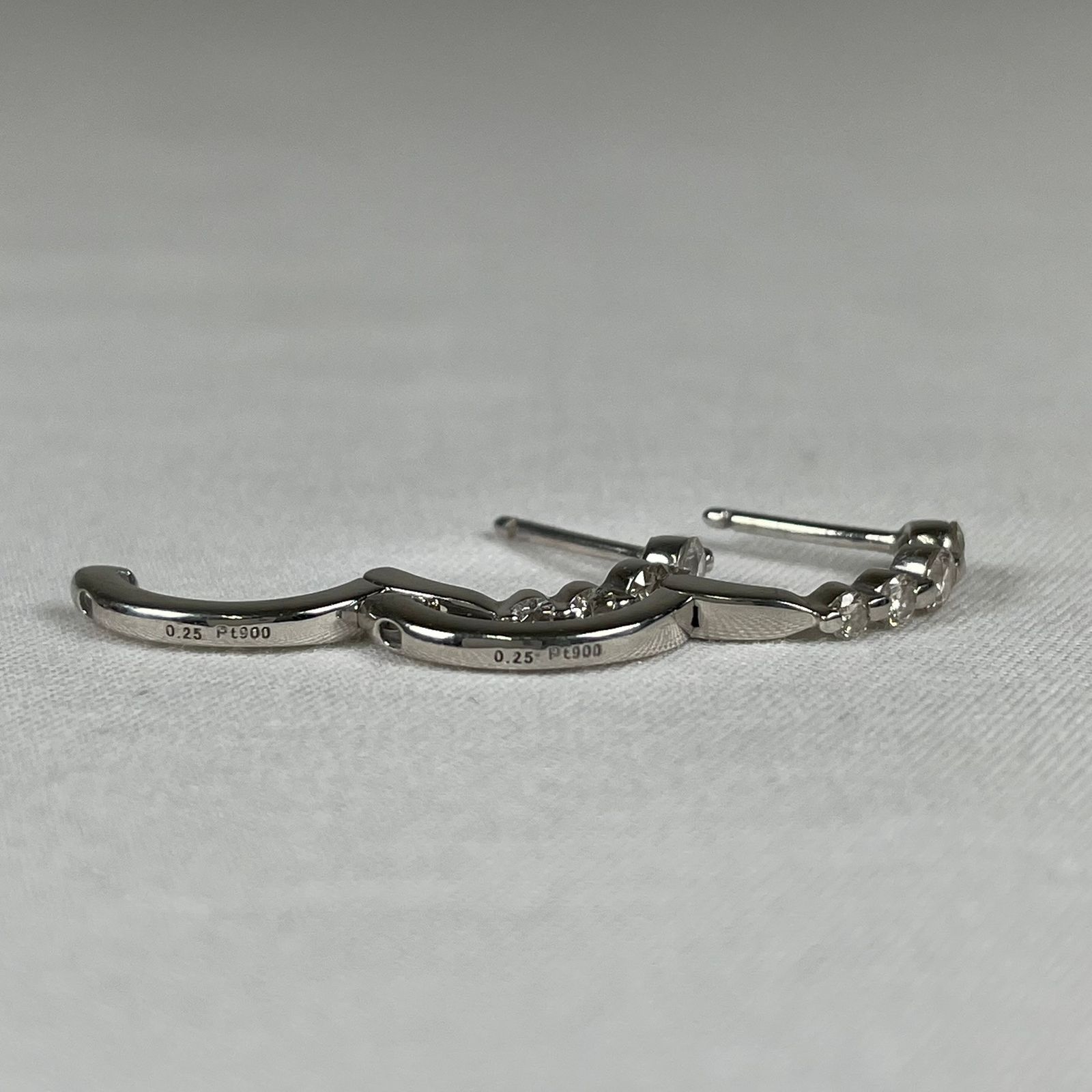 Pt900 ダイヤフープピアス ダイヤ0.25ct×2 総重量約2.2g - メルカリ